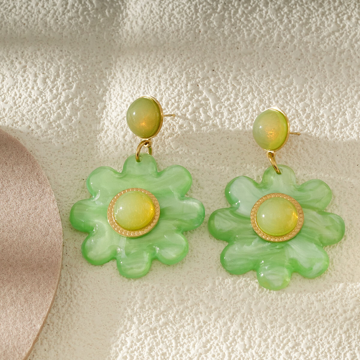 Großhändler Eclat Paris - Harzblumenohrringe und grünes goldenes Cabochon