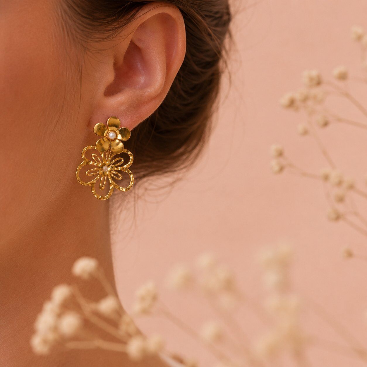 Grossiste Eclat Paris - Boucles d'oreilles à double fleur perle et texturée