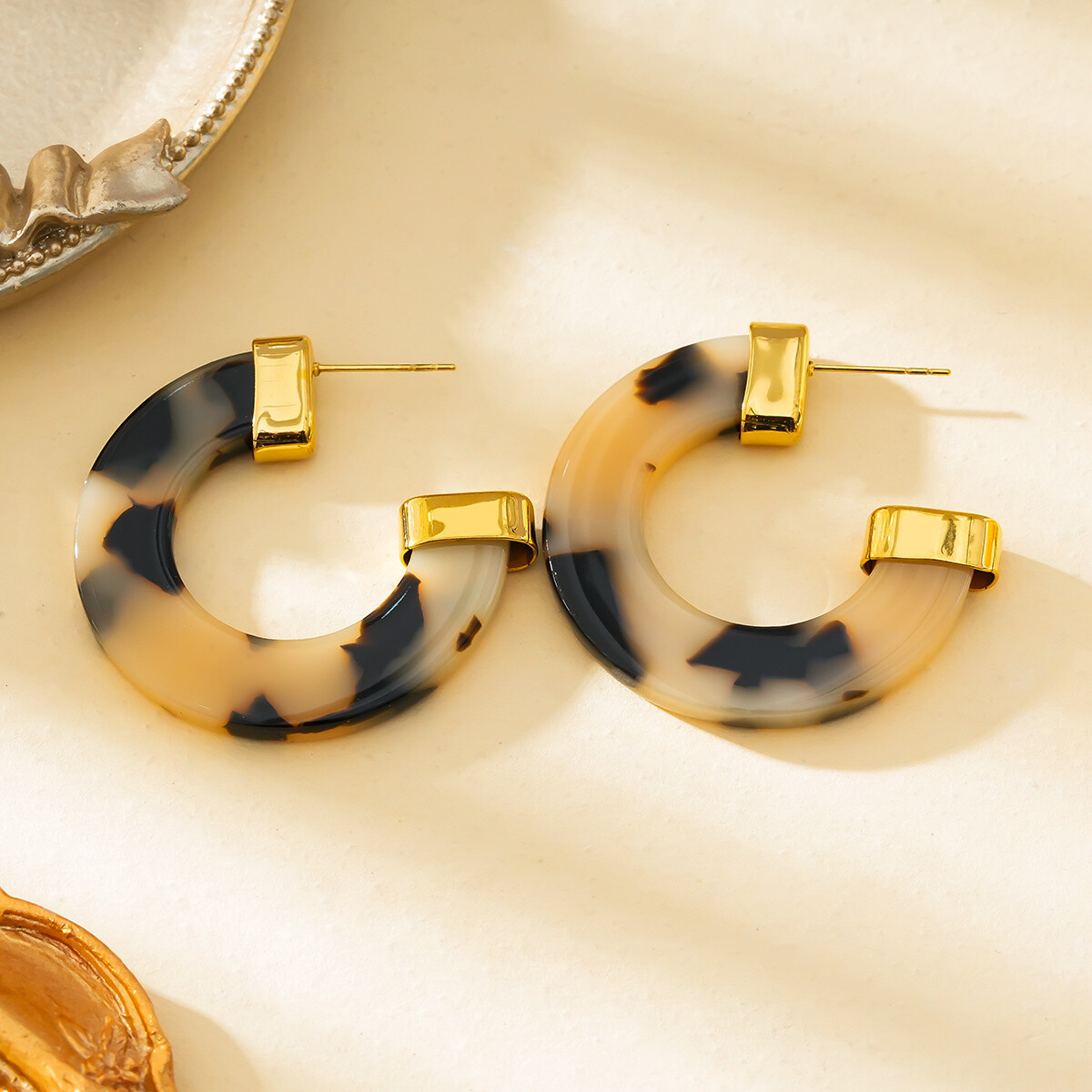 Grossiste Eclat Paris - Boucles d'Oreilles Dorées Créoles Ouvertes Acryliques Motif Léopard