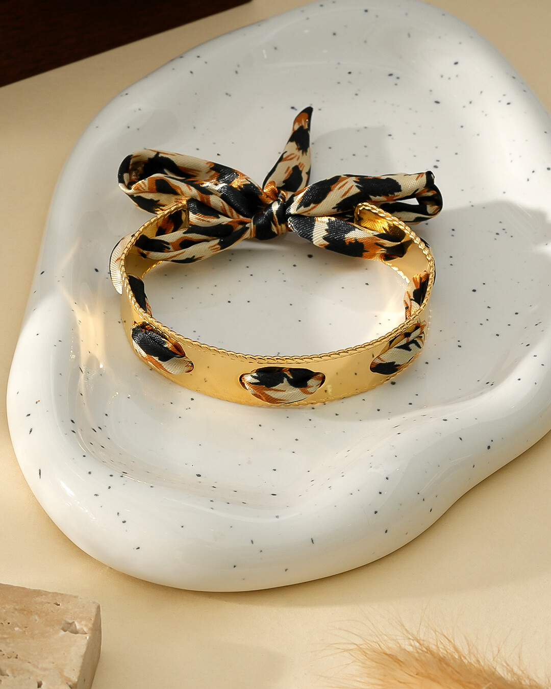 Mayorista Eclat Paris - Brazalete dorado de tela con estampado de animales de leopardo