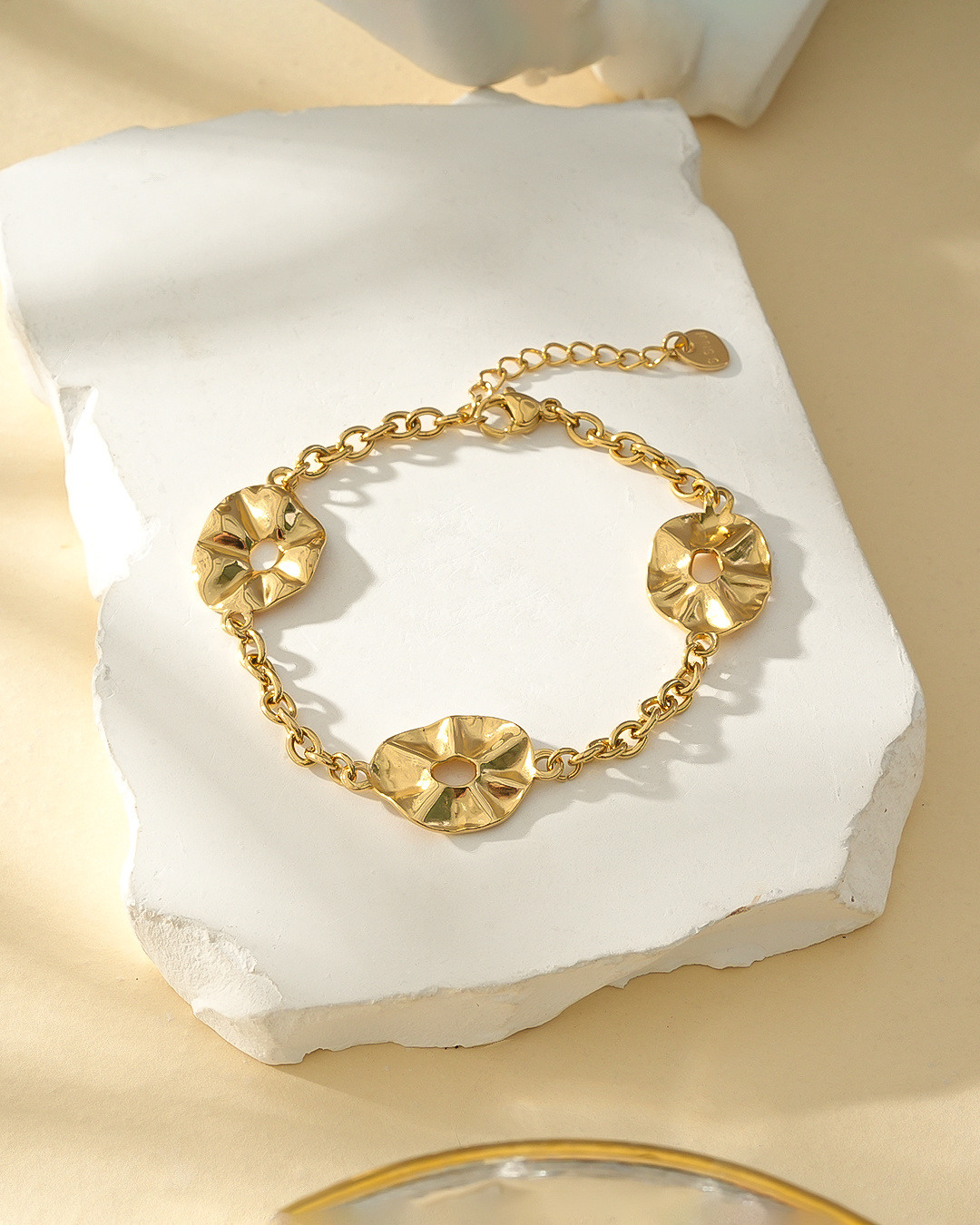 Wholesaler Eclat Paris - Golden Bracelet With Three Shiny Wavy Discs