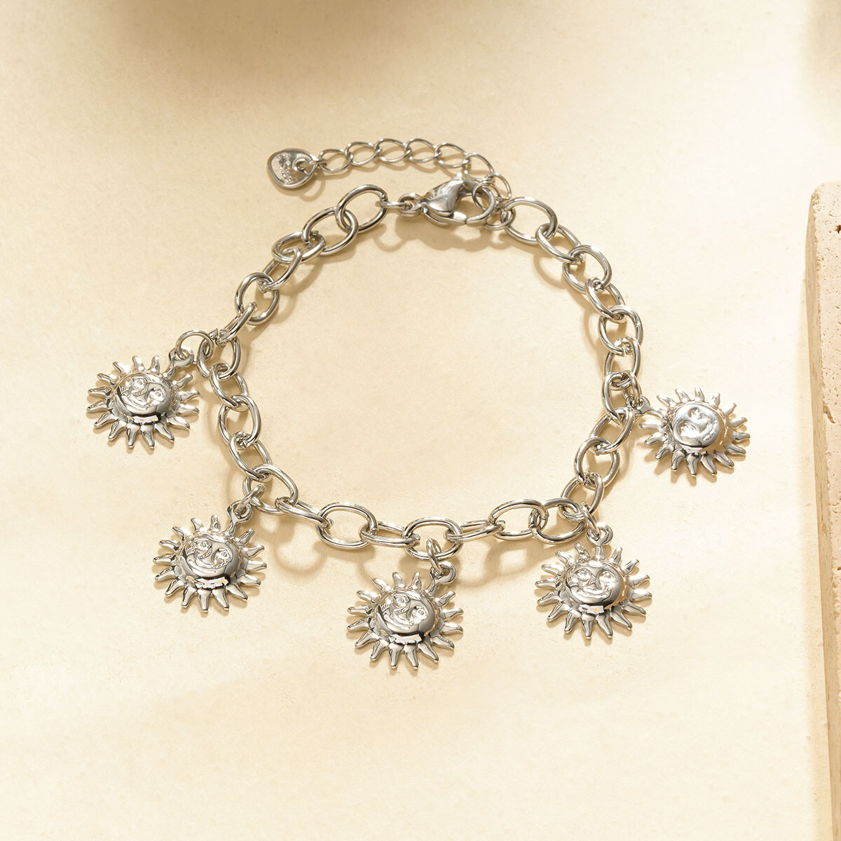 Grossiste Eclat Paris - Bracelet chaîne argentée breloques soleil visage