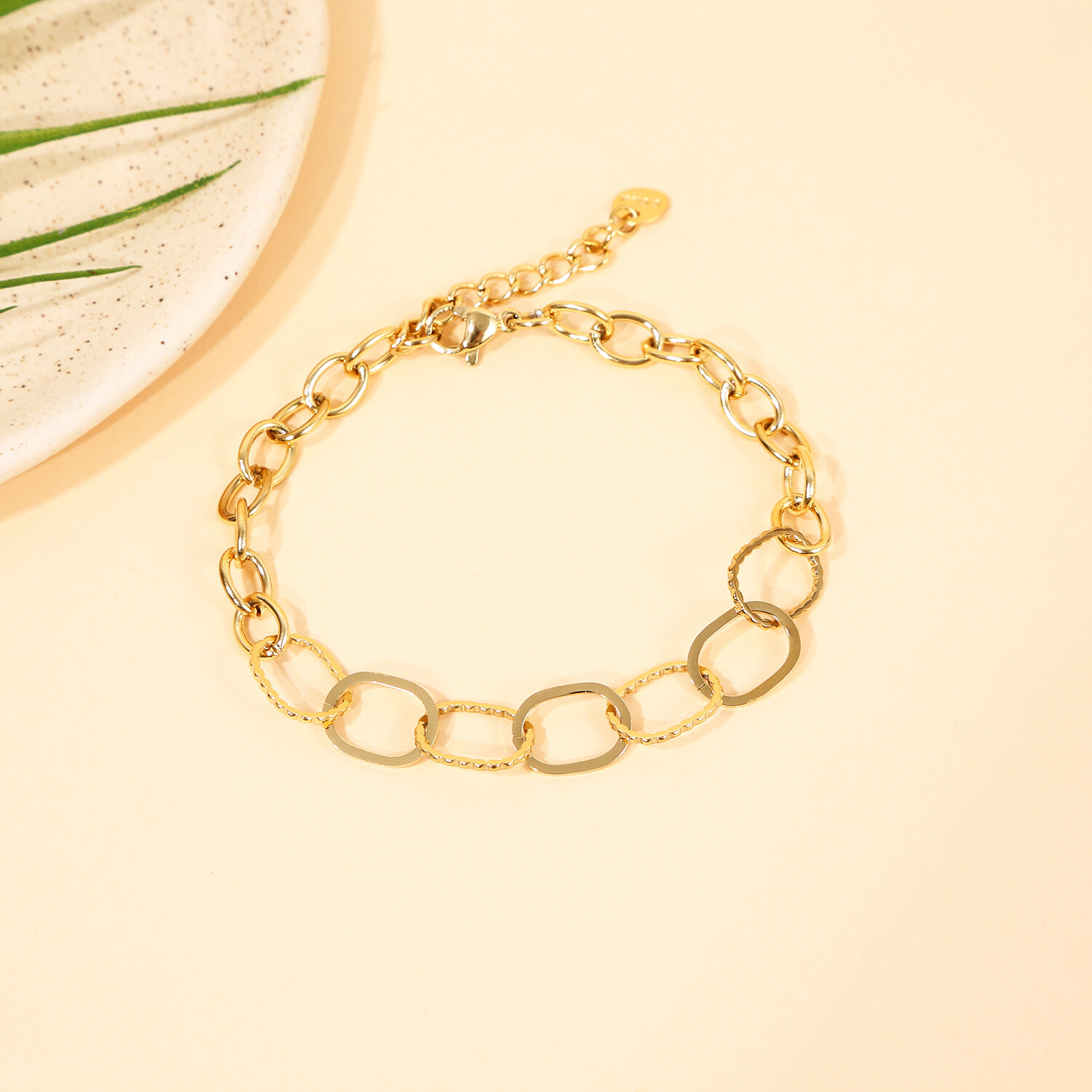 Grossiste Eclat Paris - Bracelet Chaîne Dorée Avec Maillons Ondulés