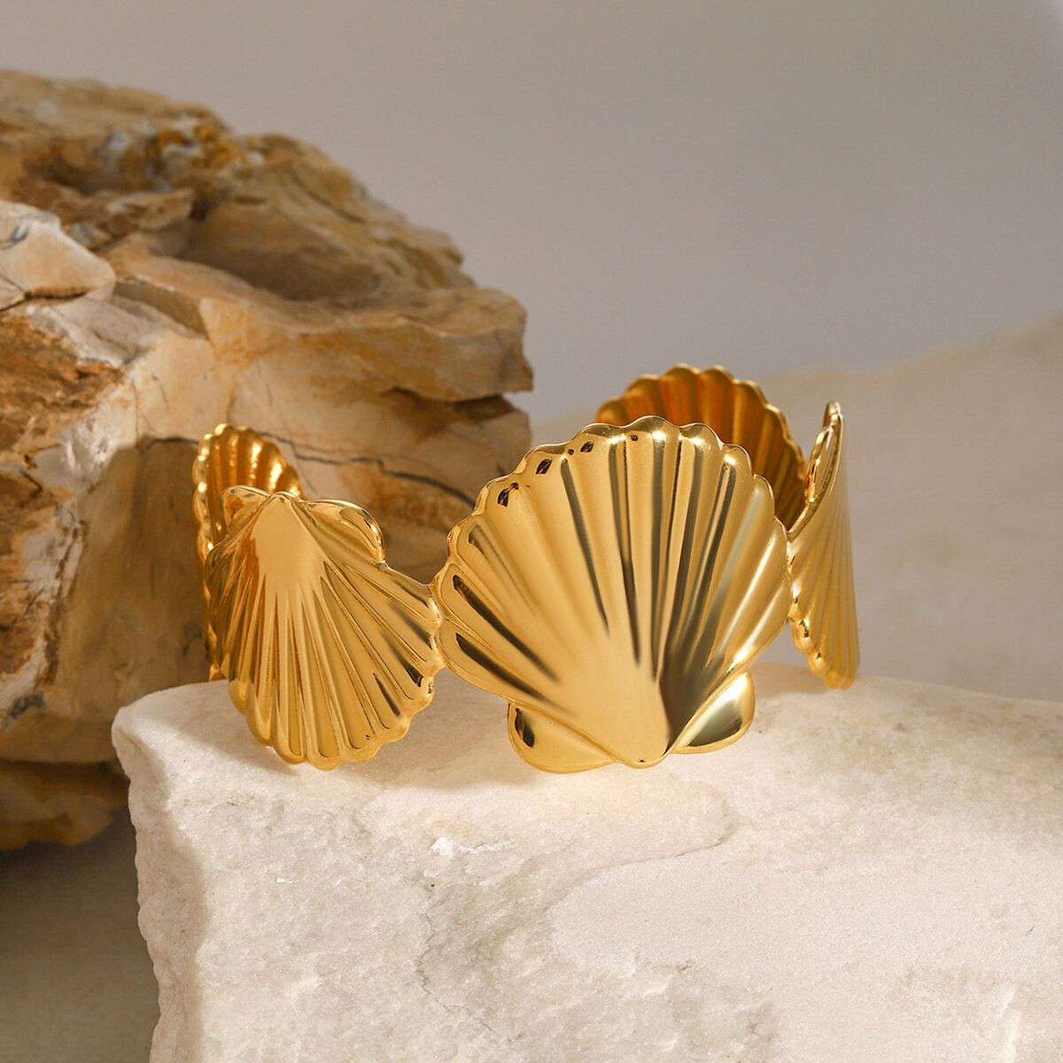 Wholesaler Eclat Paris - Gold cuff bracelet shell pattern