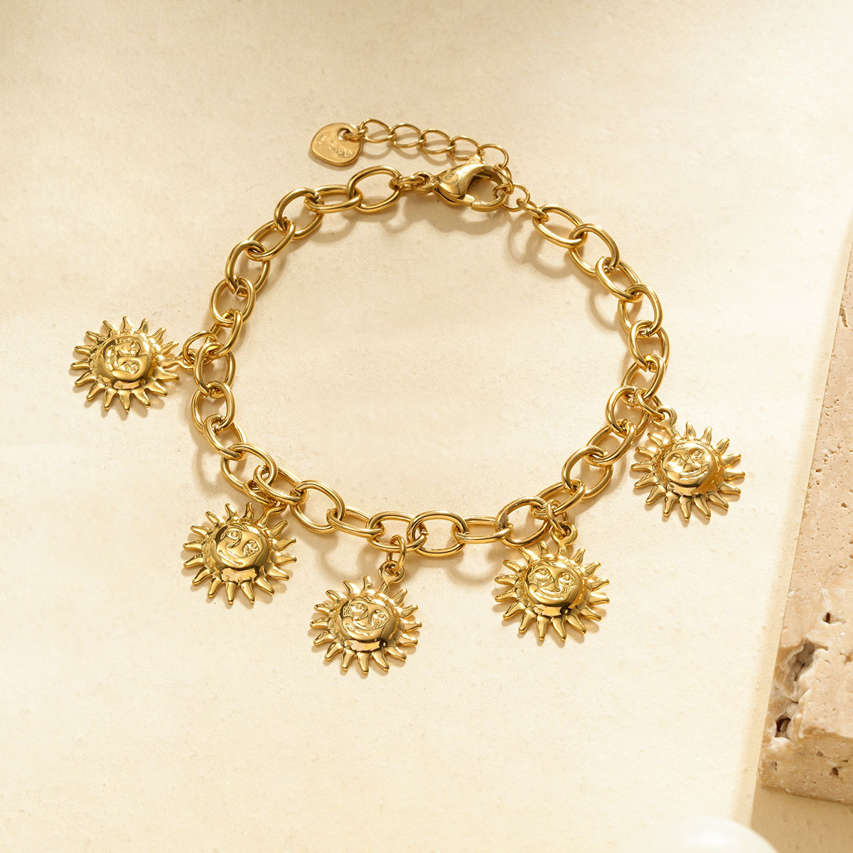 Mayorista Eclat Paris - Pulsera de cadena dorada con encantos de sol y cara