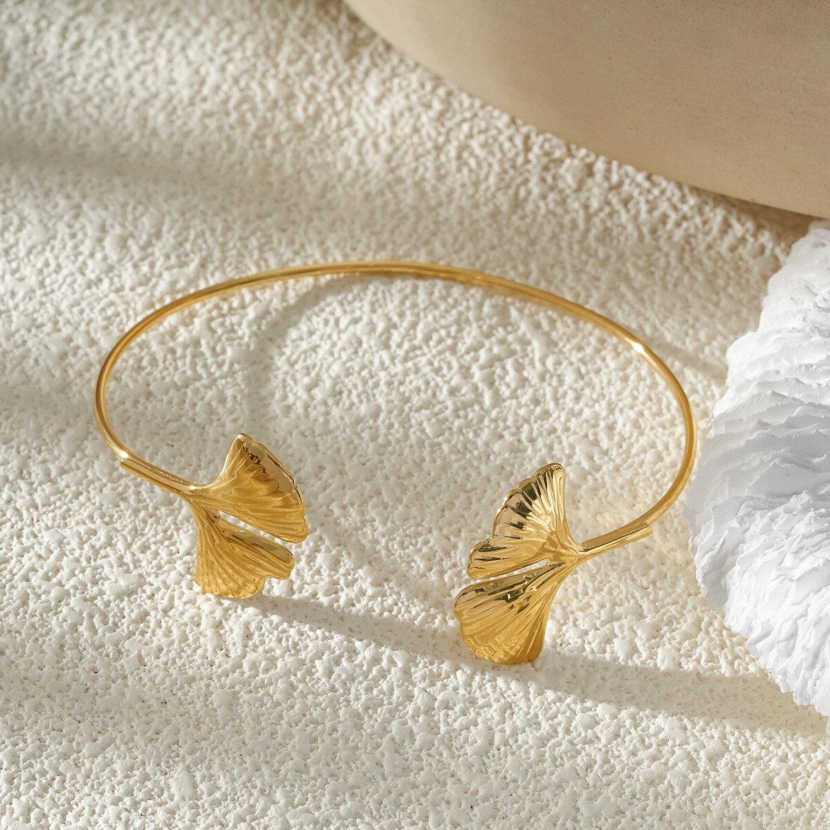 Grossiste Eclat Paris - Bracelet Jonc Fin Ouvert Doré Double Feuille Ginkgo