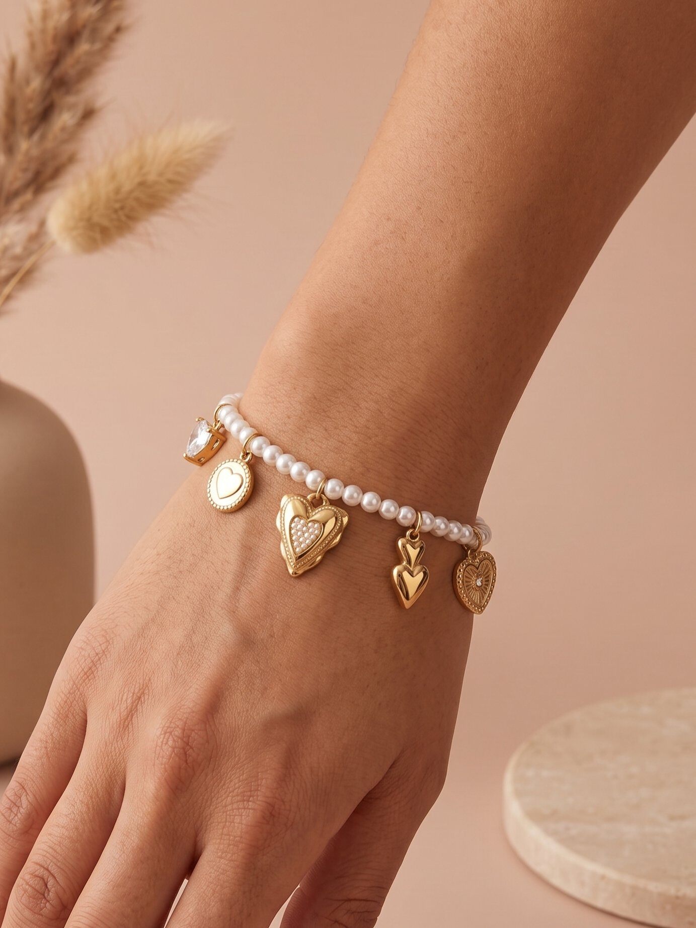 Grossiste Eclat Paris - Bracelet doré chaîne perlée charms cœurs
