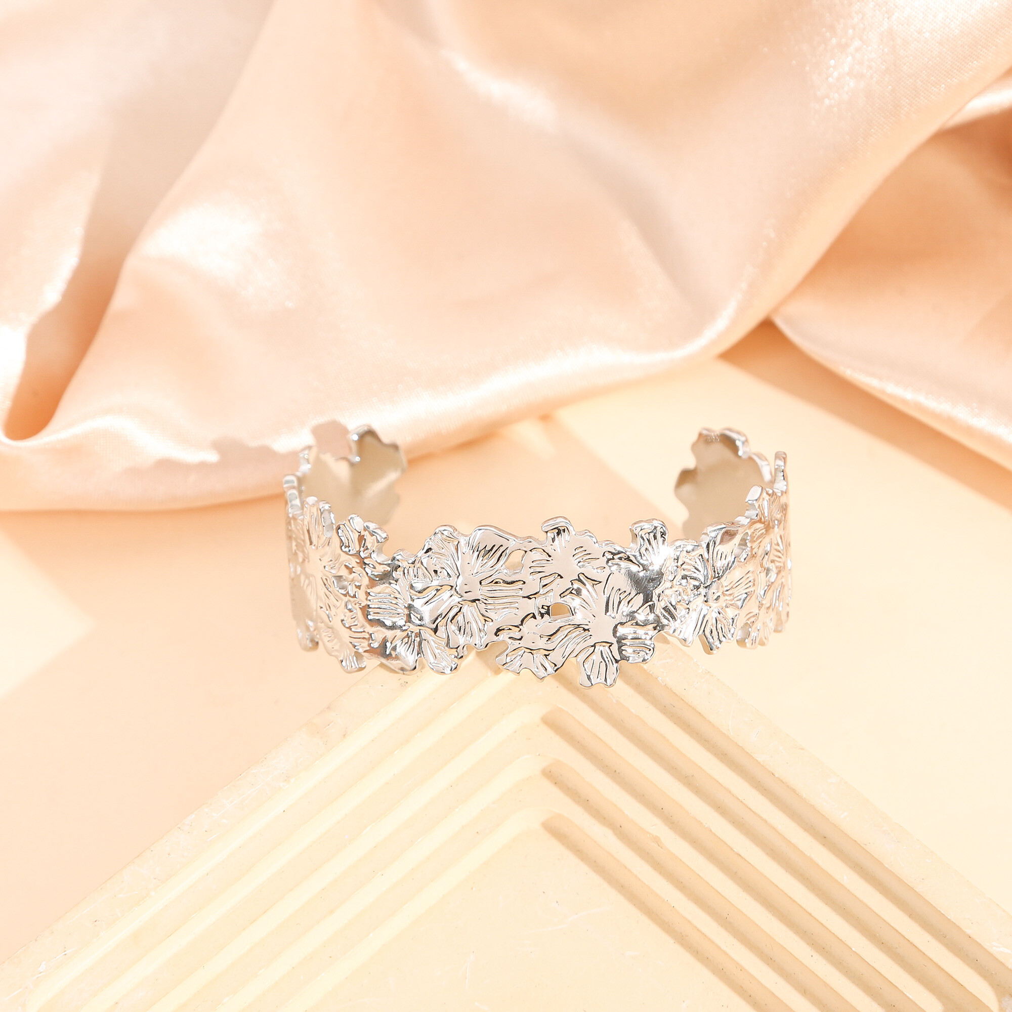 Mayorista Eclat Paris - Pulsera plateada flores talladas elegancia bohemia