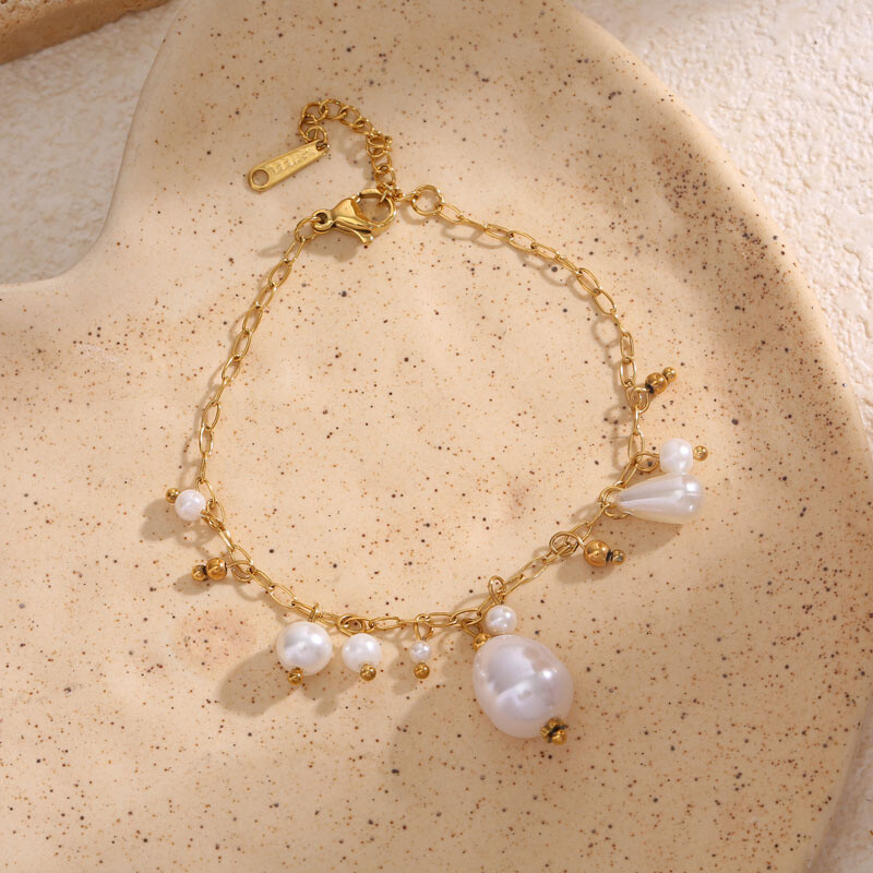 Wholesaler Eclat Paris - Baroque white golden pearls golden bracelet