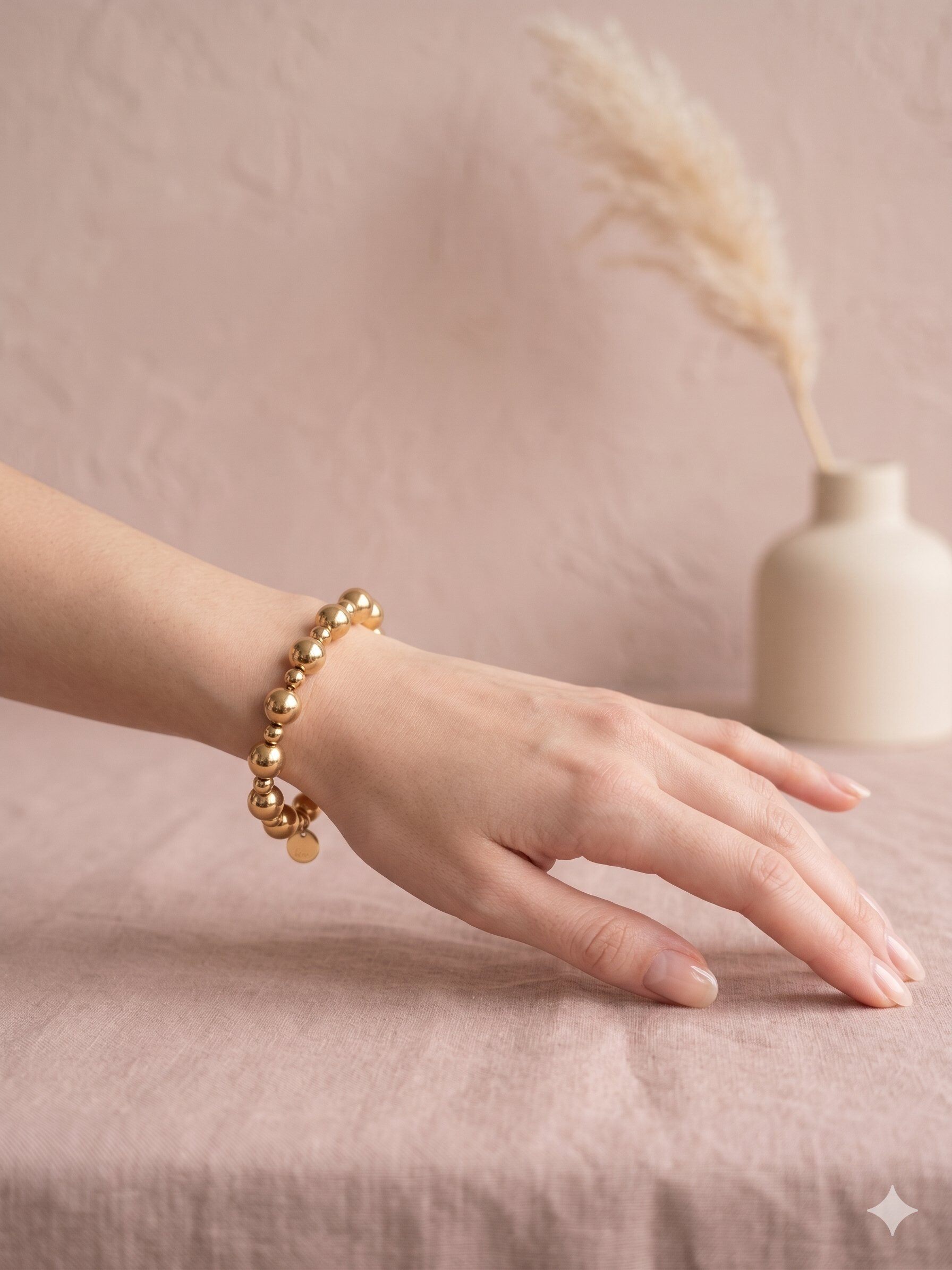 Großhändler Eclat Paris - Goldenes elastisches Armband mit großen polierten Perlen