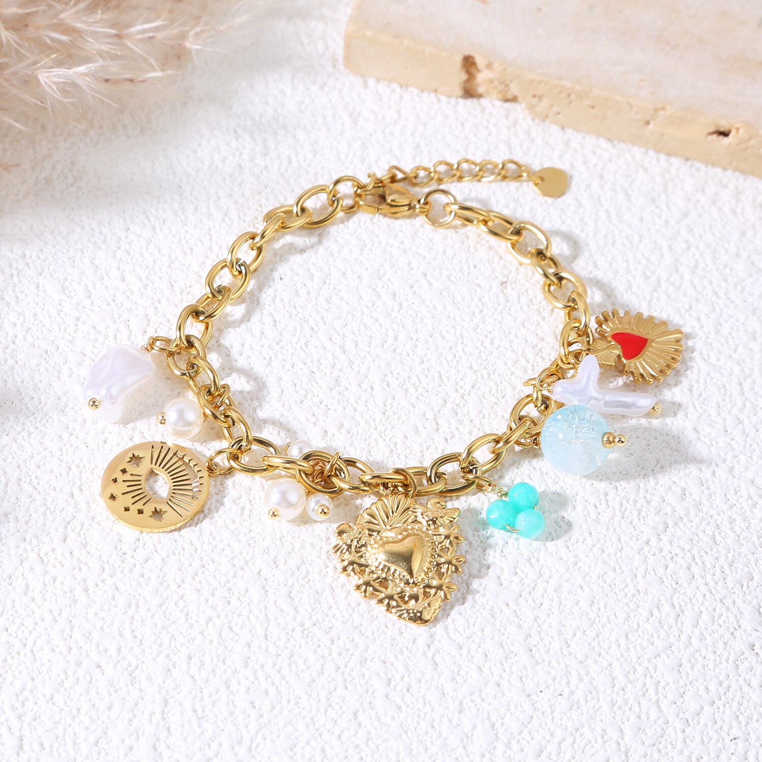 Grossiste Eclat Paris - Bracelet chaîne dorée breloques cœur ex voto perlée