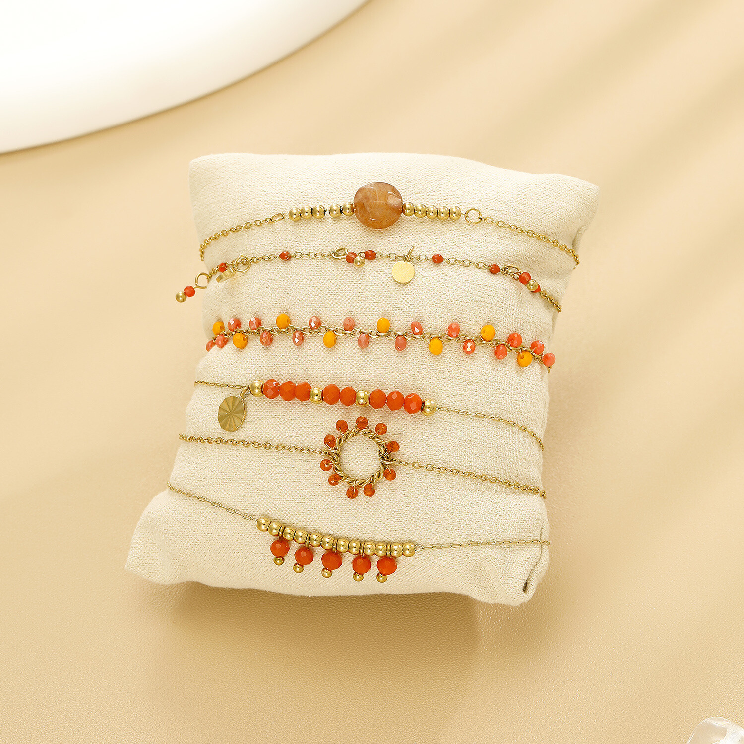 Großhändler Eclat Paris - Set von 6 goldenen Armbändern Pierre Agathe Orange am Kissen