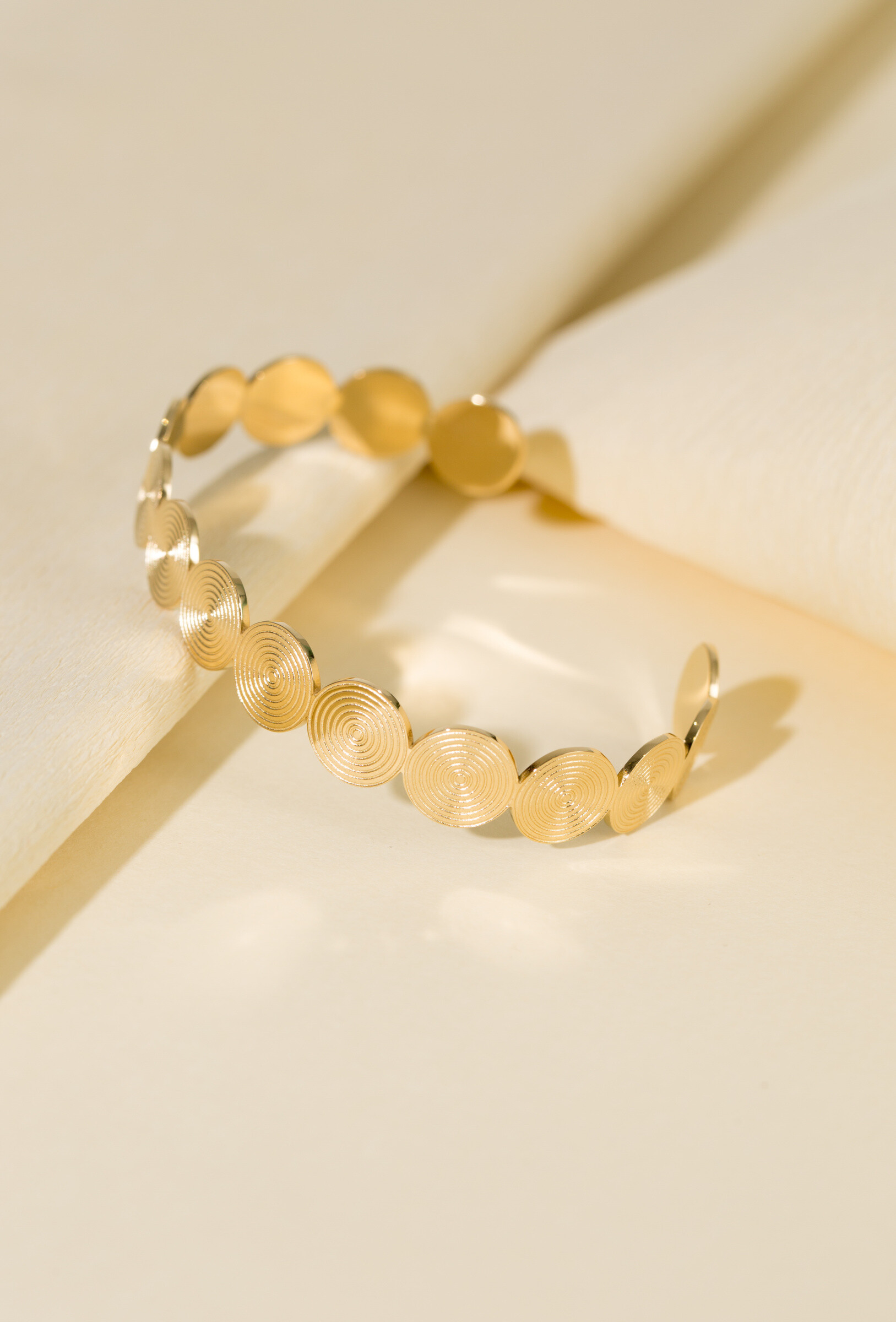 Wholesaler Eclat Paris - Round golden rush cuff bracelet