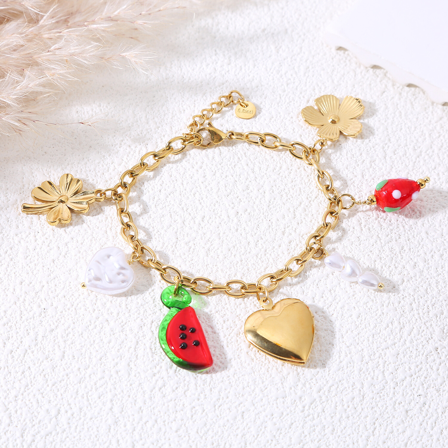 Grossiste Eclat Paris - Bracelet chaîne dorée avec breloques cœur et pastèque