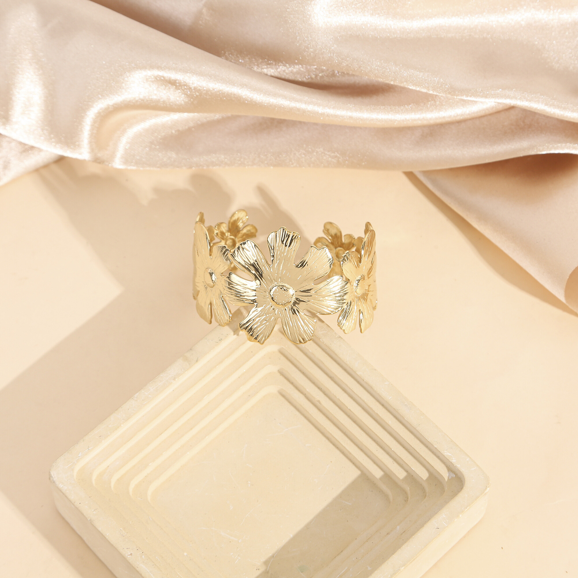 Großhändler Eclat Paris - Goldenes Manschettenarmband geschnitzte Blumen böhmische Chic Inspiration