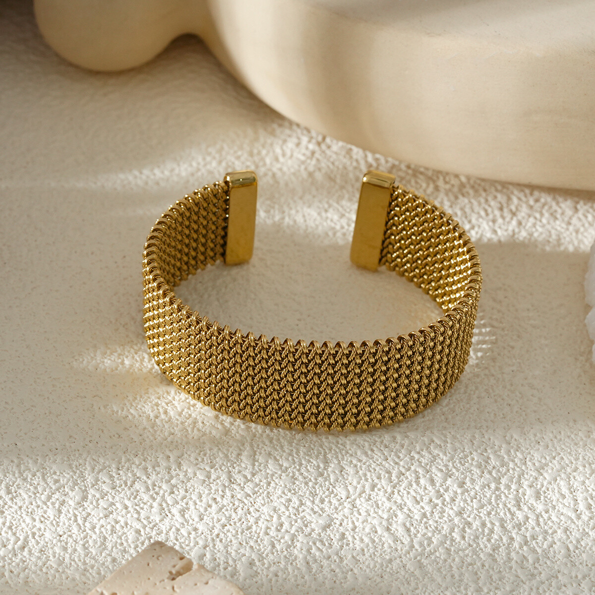 Grossiste Eclat Paris - Bracelet Manchette Doré Maille Tressée