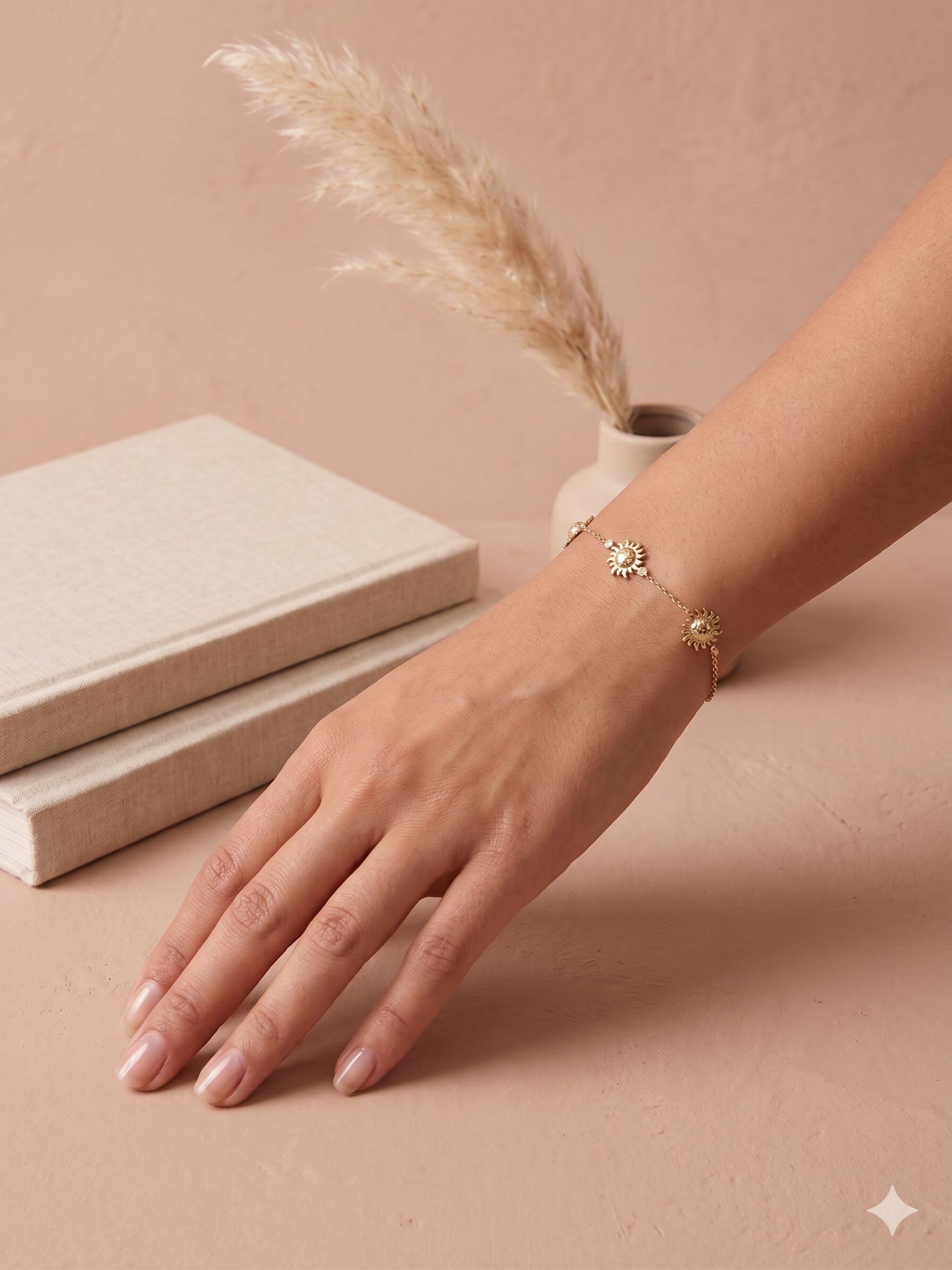 Wholesaler Eclat Paris - Bracelet adorned with three minimalist suns