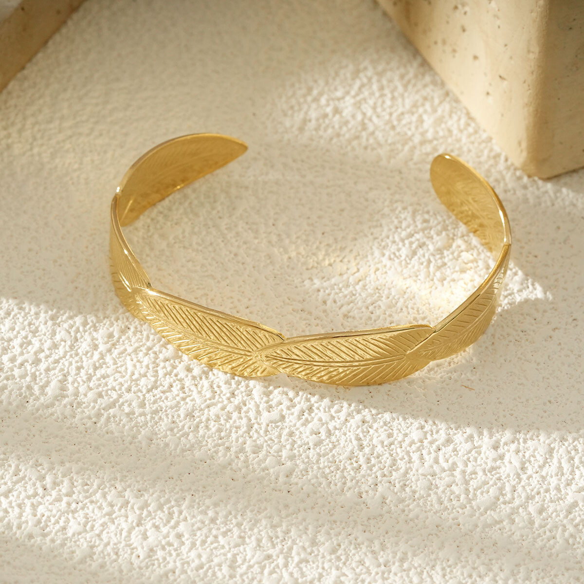 Grossiste Eclat Paris - Bracelet Jonc Doré Ouvert À Feuilles Gravées En Relief