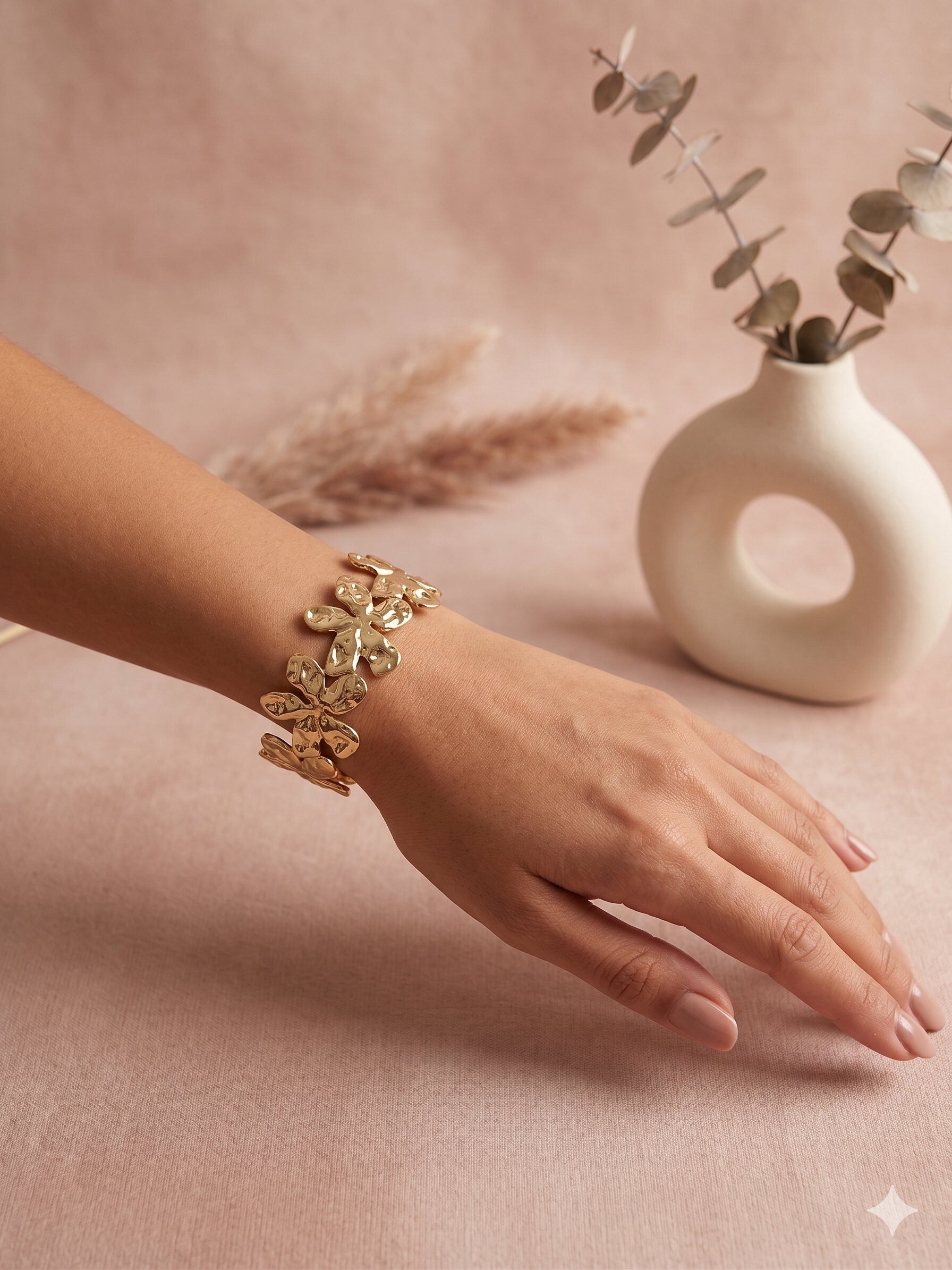Großhändler Eclat Paris - Offenes goldfarbenes Manschettenarmband mit ineinander verschlungenen gehämmerten Blumen