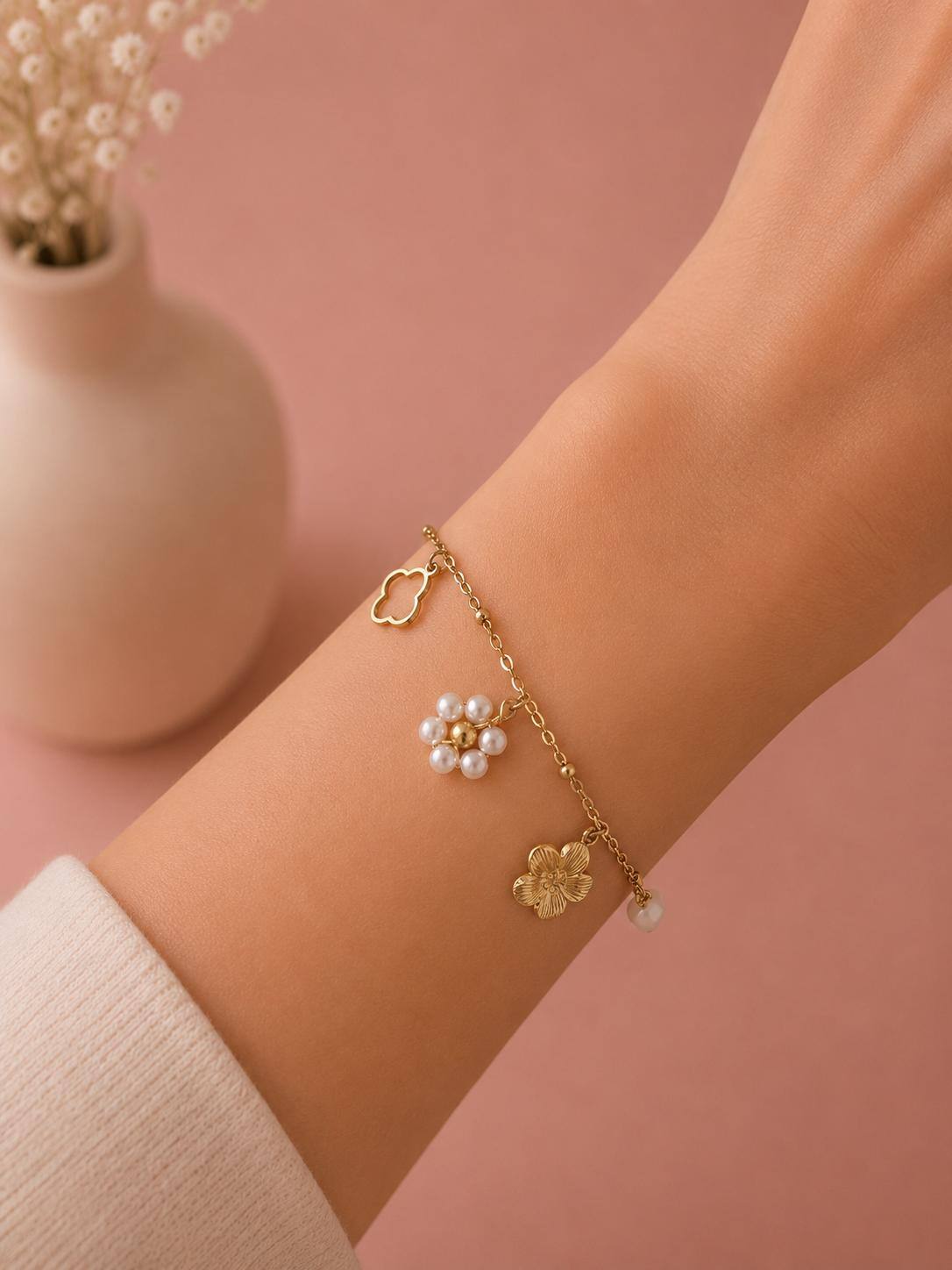 Grossiste Eclat Paris - Bracelet doré à breloques fleurs et nacre