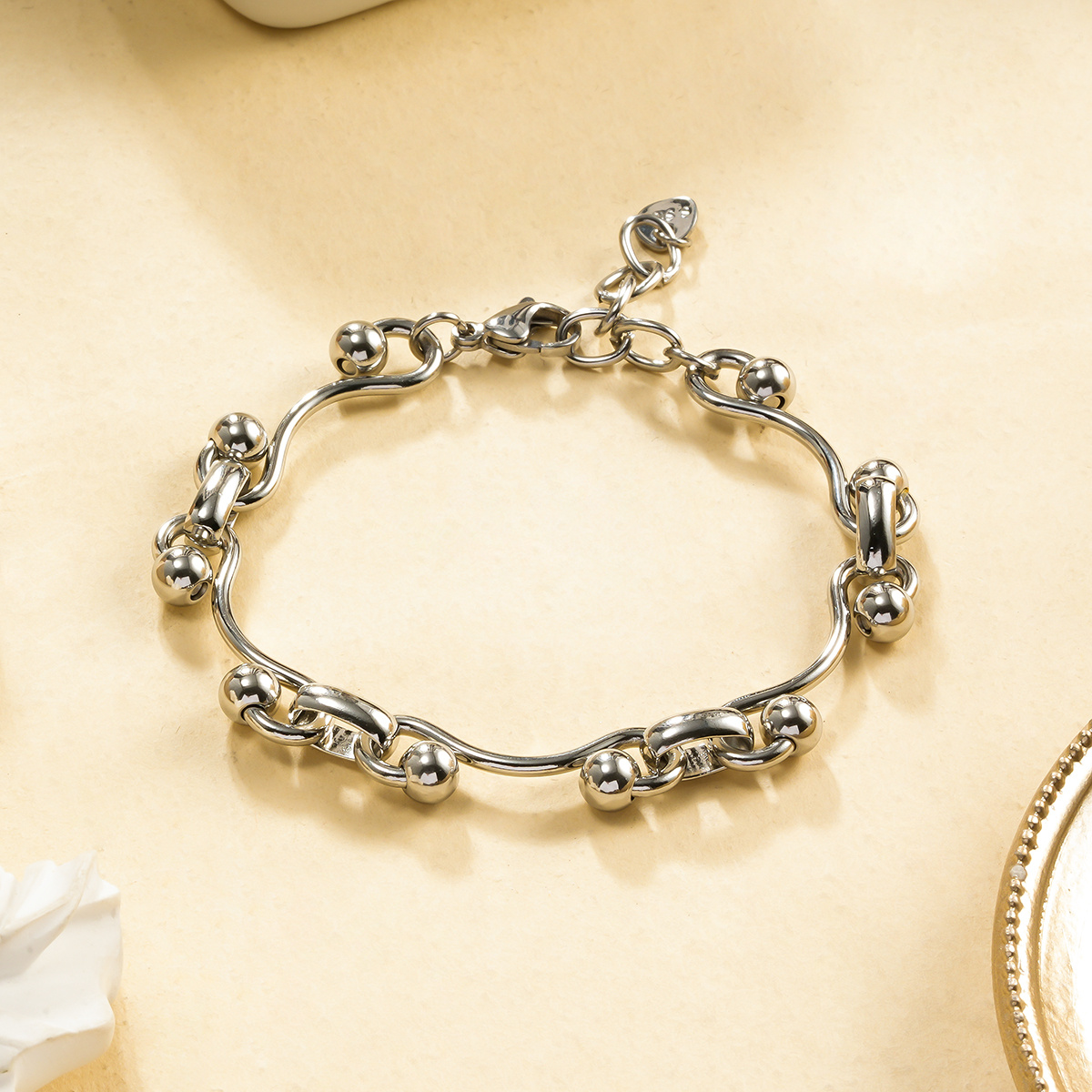 Wholesaler Eclat Paris - Silver Chain Bracelet with Wavy Links and Shiny Sphere Bead