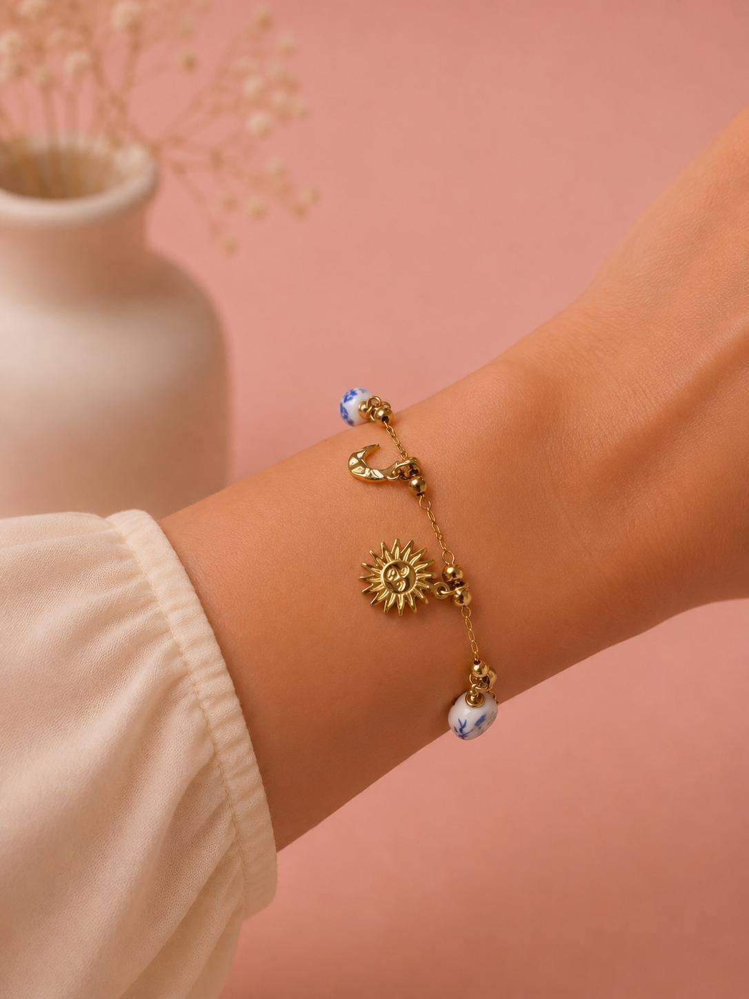Grossiste Eclat Paris - Bracelet doré à breloques constellations et perles