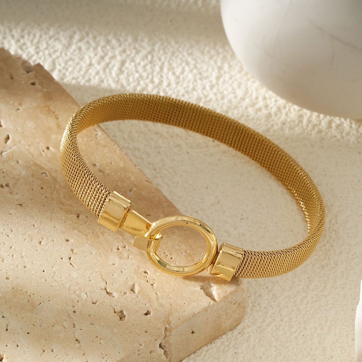 Grossiste Eclat Paris - Bracelet Jonc Maille Dorée Avec Fermoir Mousqueton Ovale