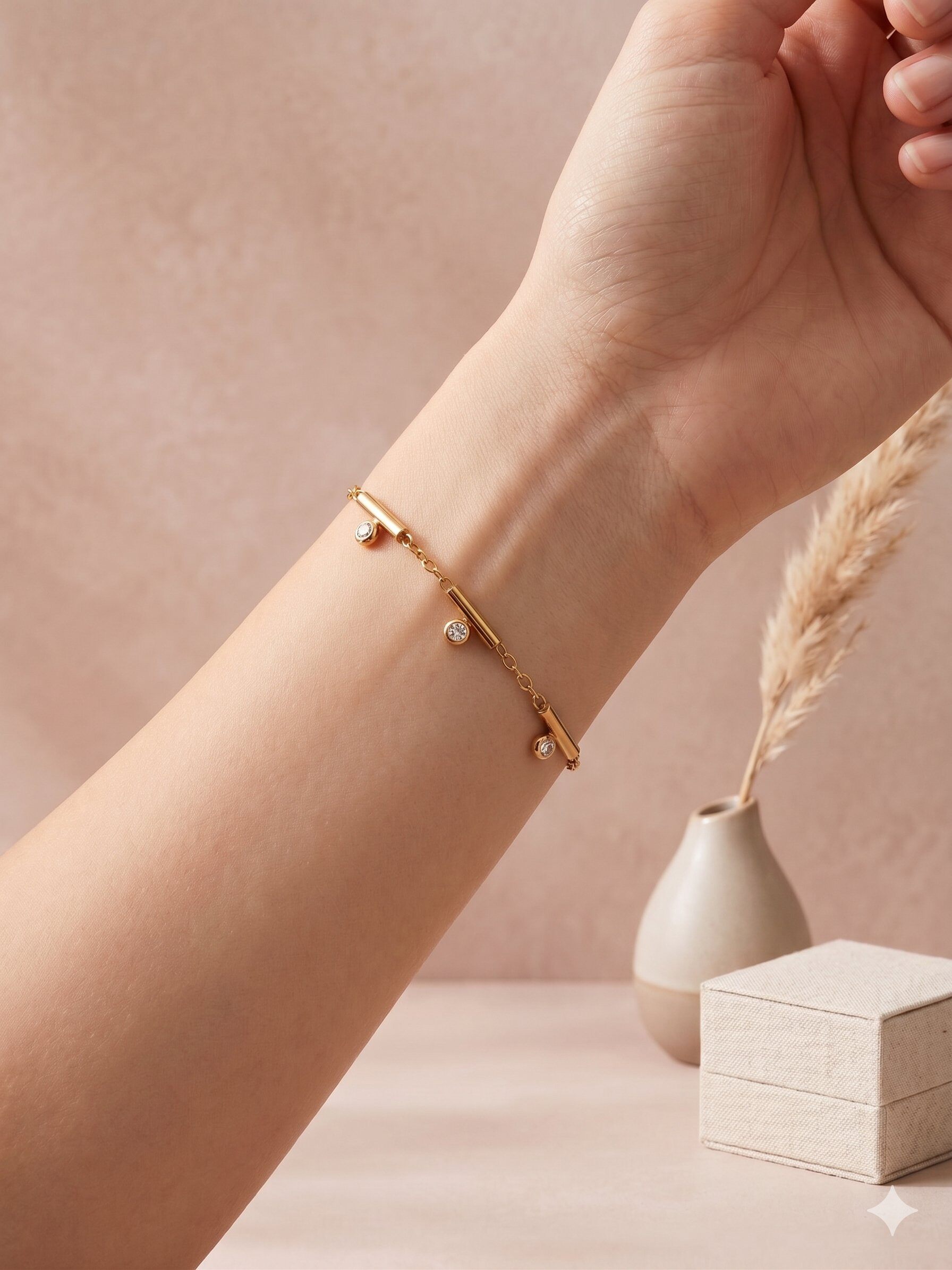 Grossista Eclat Paris - Bracciale dorato con barre e strass pendenti