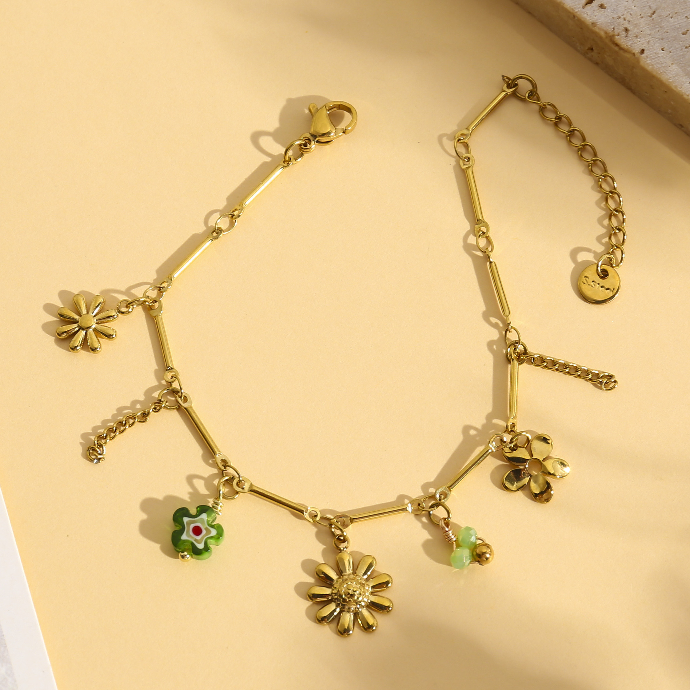 Mayorista Eclat Paris - Pulsera dorada con dijes de flores de margarita