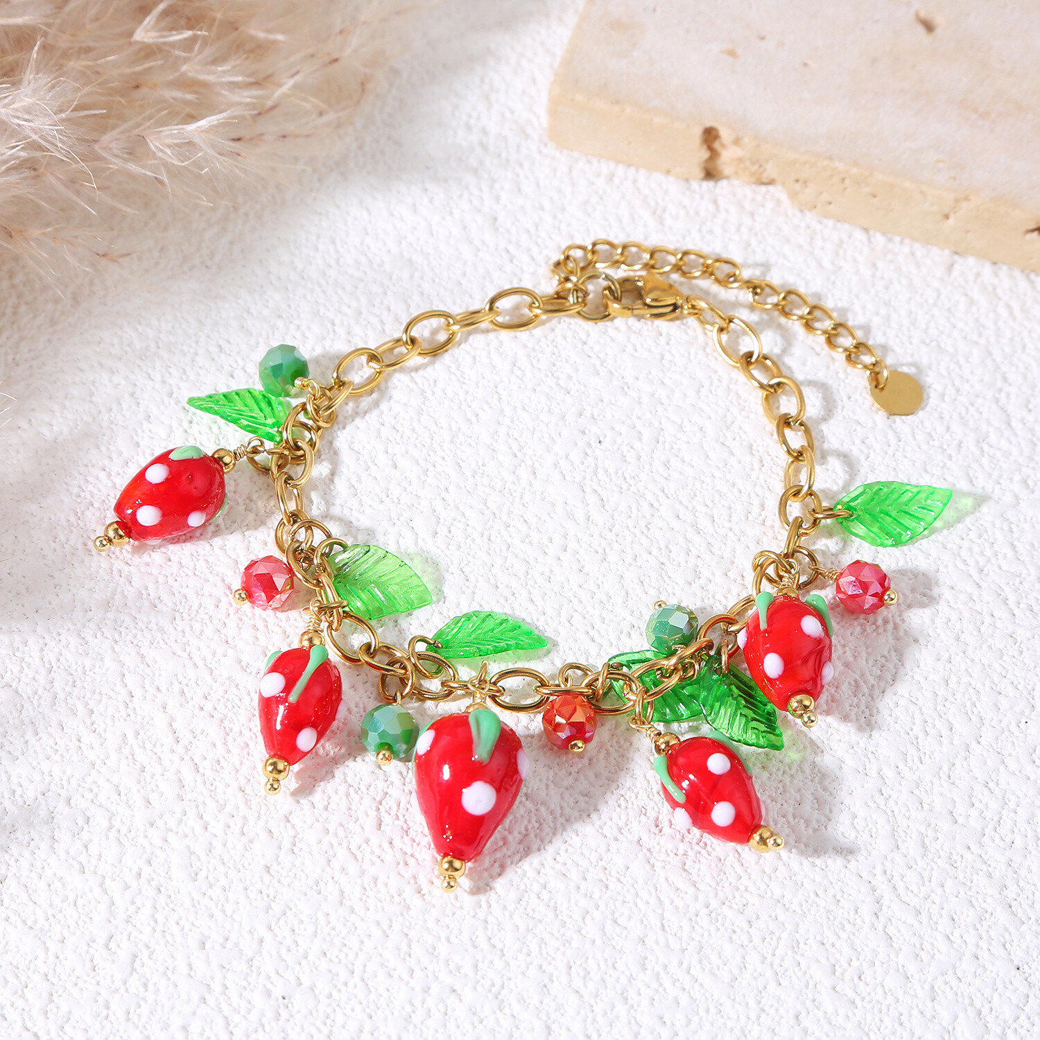 Großhändler Eclat Paris - Armband mit goldener Kette und Erdbeer- und Blattanhängern