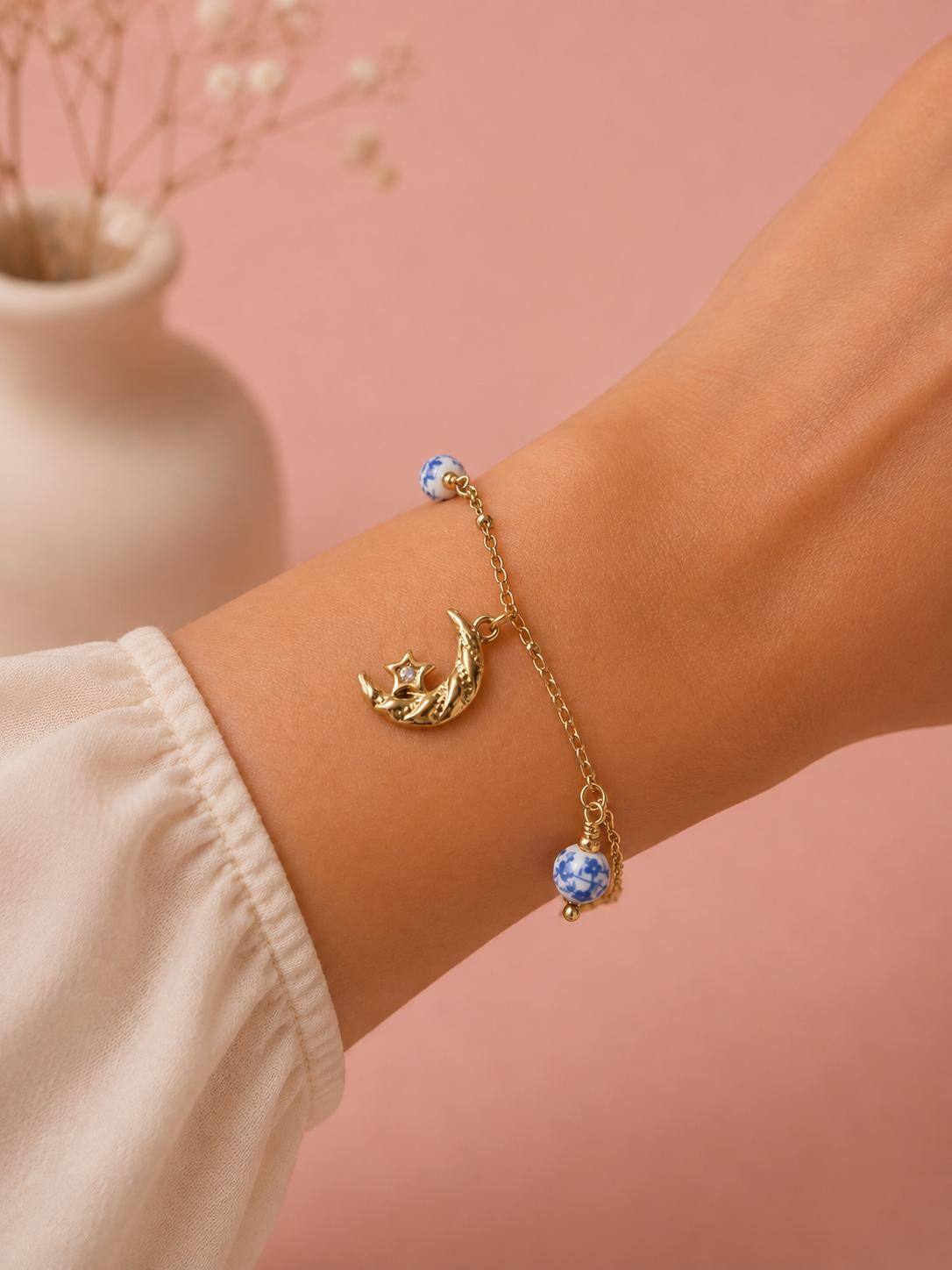 Grossiste Eclat Paris - Bracelet doré à breloques constellations et boules de porcelaines bleues