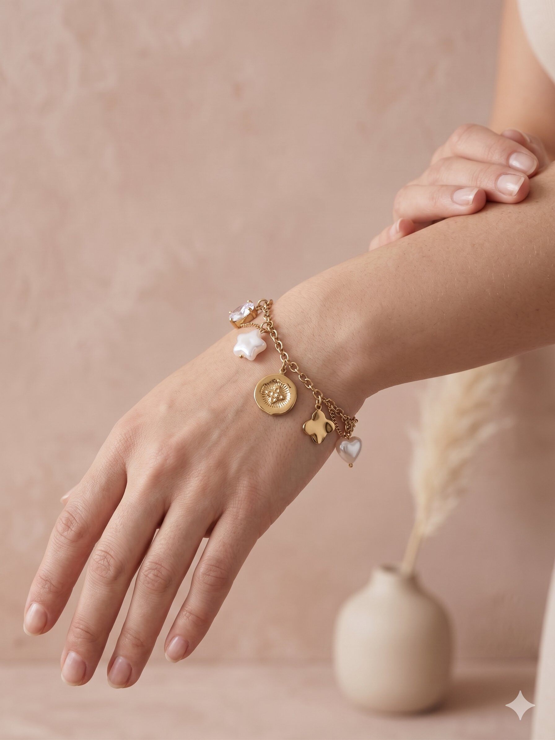 Wholesaler Eclat Paris - Gold charm bracelet with star, heart, and flower