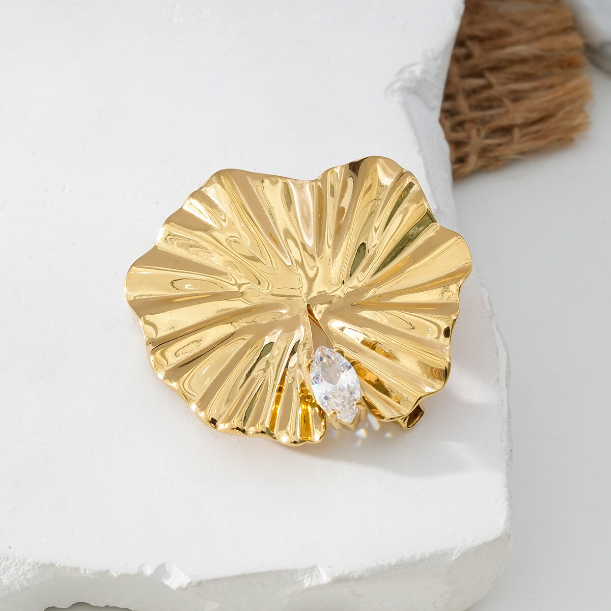 Wholesaler Eclat Paris - Shiny Wavy Irregular Disc Gold Brooch With Rhinestones