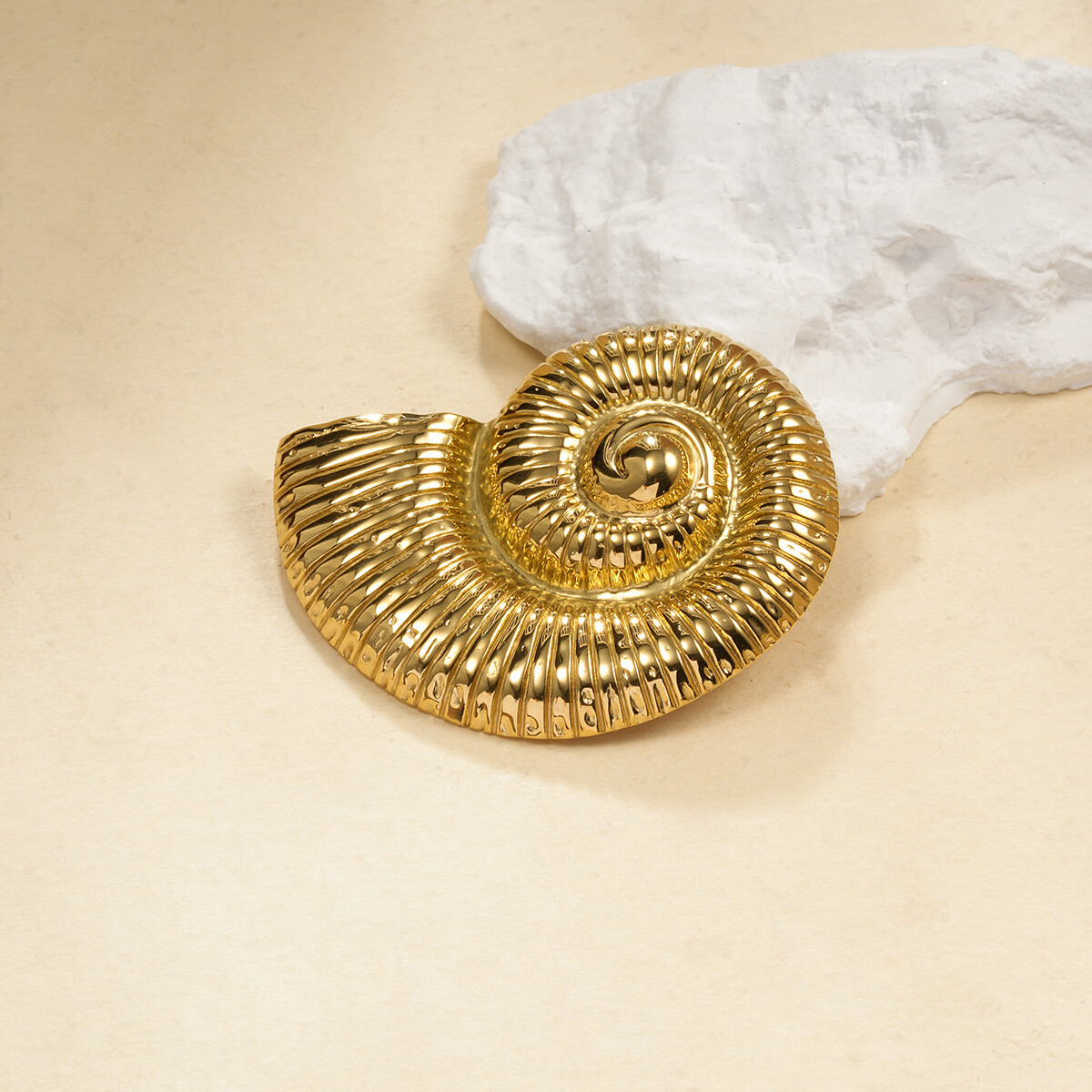 Wholesaler Eclat Paris - Golden spindle magnetic sea shell