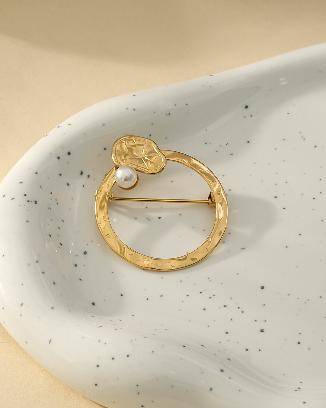 Wholesaler Eclat Paris - Golden Brooch with Flat Ring and Lotus Leaf Decorated with Pearl