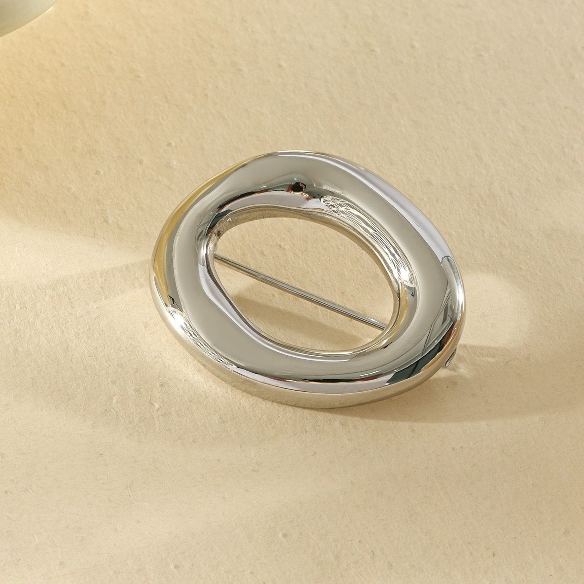 Wholesaler Eclat Paris - Elegant and timeless oval silver brooch with openwork design and shiny finish