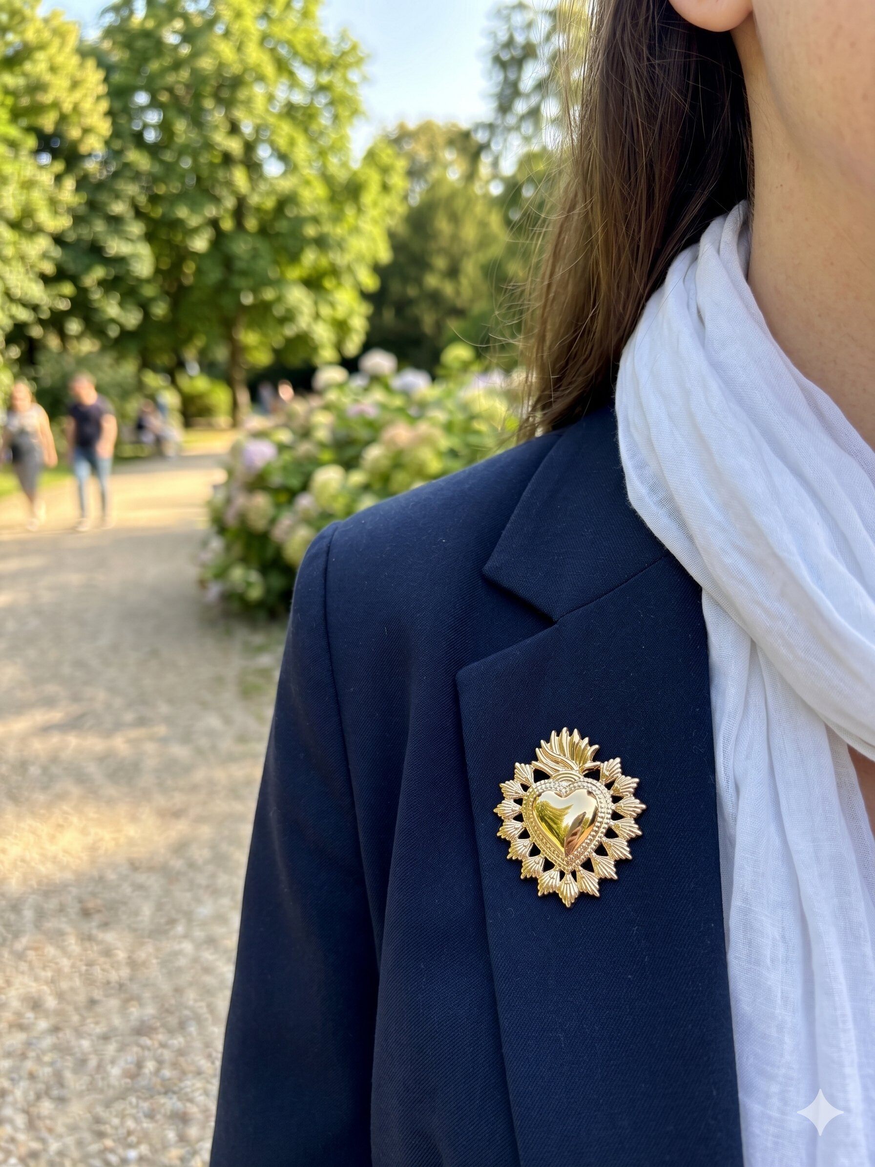 Wholesaler Eclat Paris - Magnetic golden brooch with sacred heart and shiny effect
