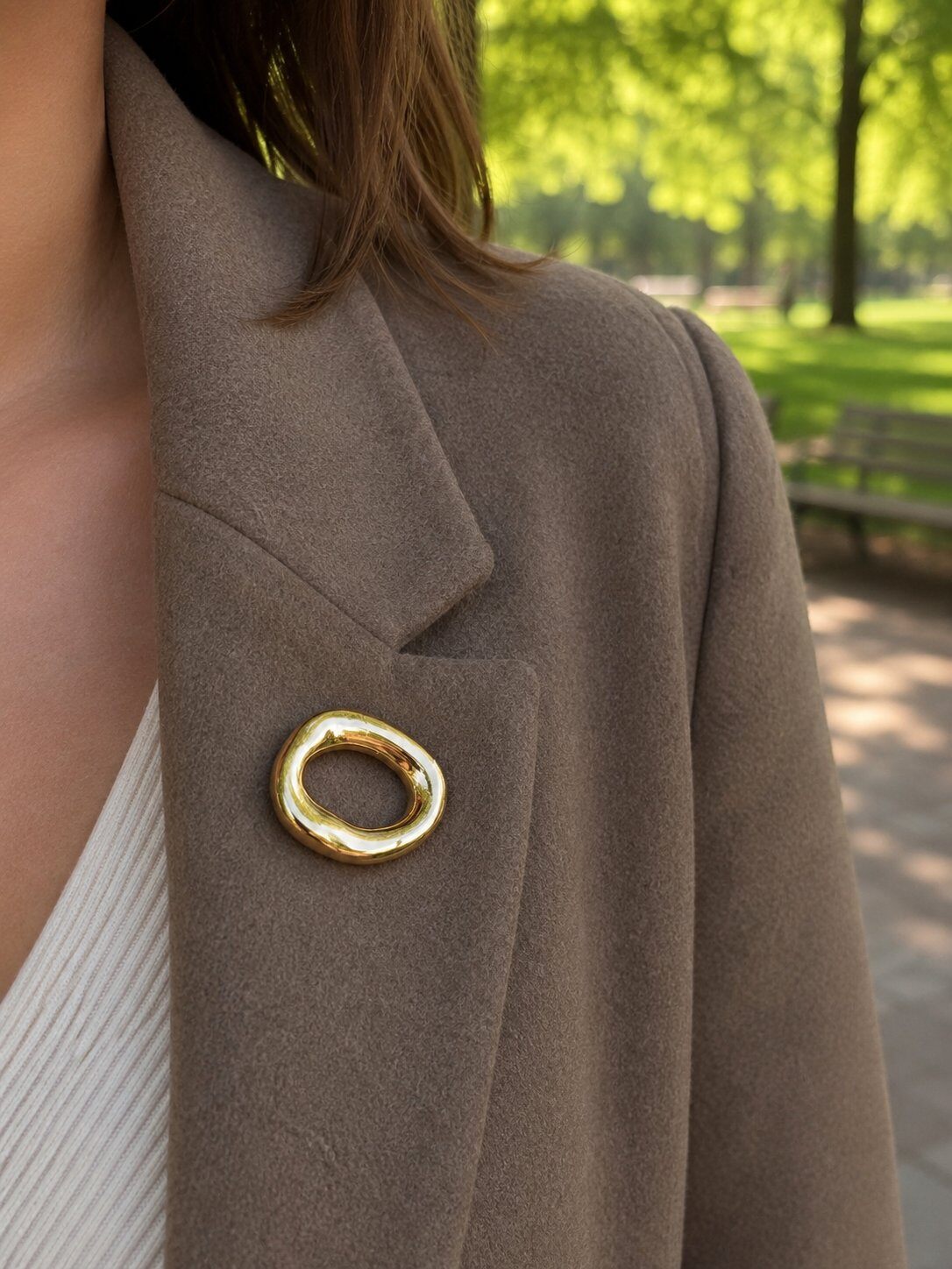Wholesaler Eclat Paris - Chic and timeless oval gold brooch with openwork and a shiny finish