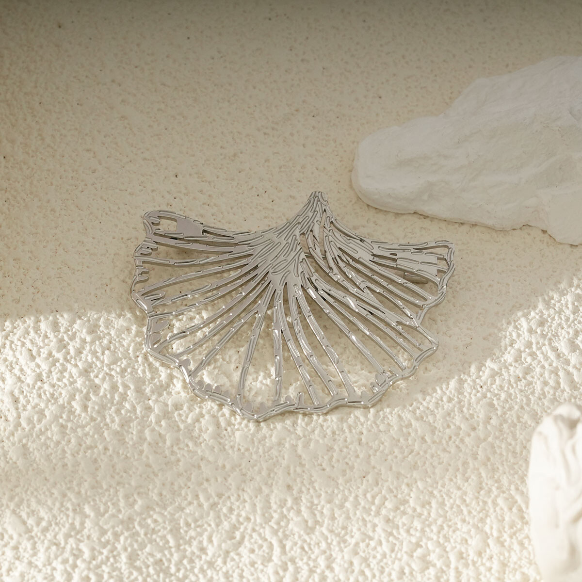 Grossiste Eclat Paris - Broche Argentée Filigrane En Forme De Feuille De Ginkgo