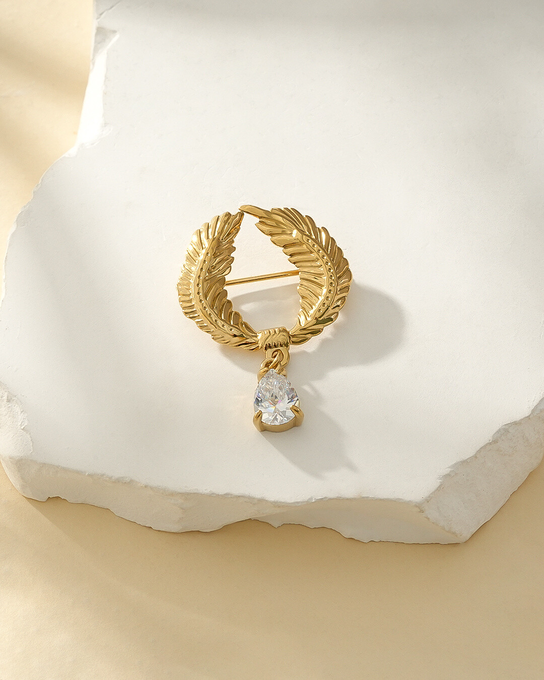 Wholesaler Eclat Paris - Golden Laurel Wreath Brooch With Rhinestone Drop