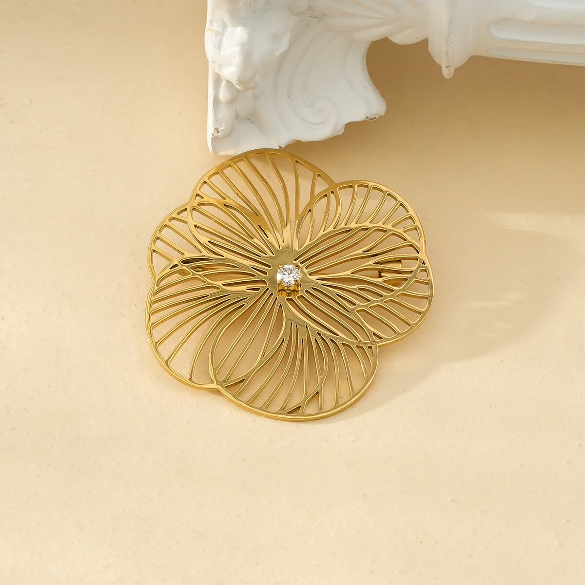Großhändler Eclat Paris - Goldene sechsblättrige Blumenbrosche mit Strasssteinen
