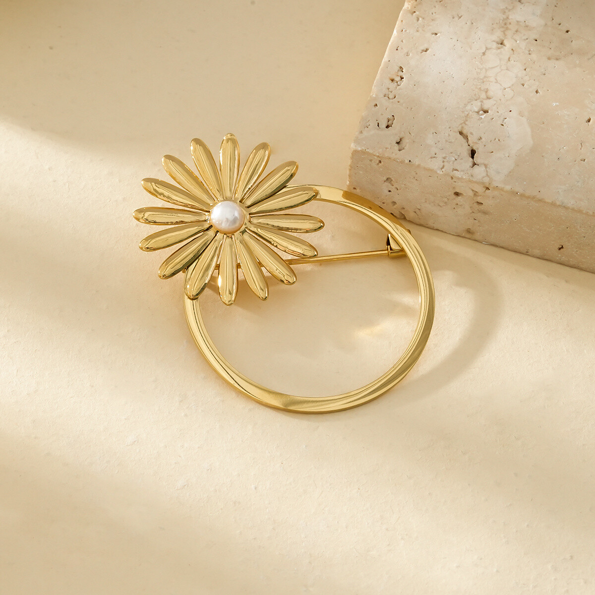 Wholesaler Eclat Paris - Golden Ring And Sunflower Brooch With Pearl In The Center