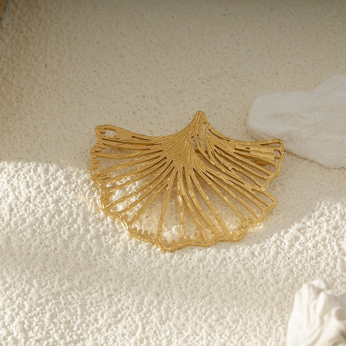 Grossiste Eclat Paris - Broche Dorée Filigrane En Forme De Feuille De Ginkgo