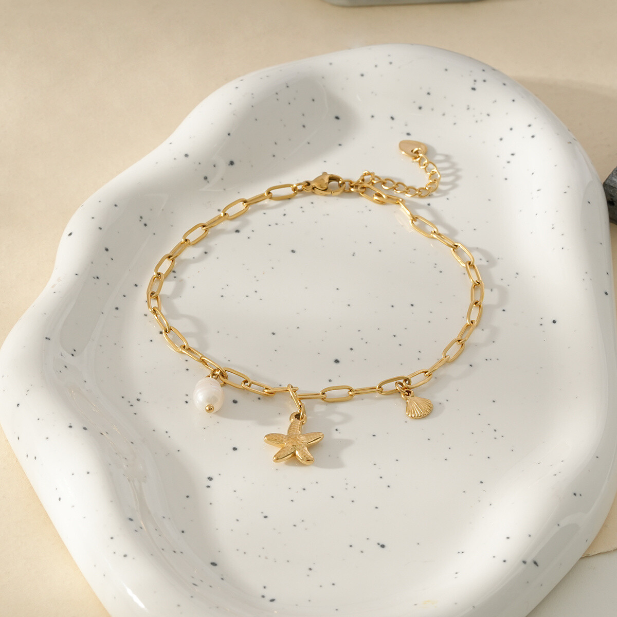 Grossista Eclat Paris - Catena cavigliera dorata con maglie larghe e ciondoli charms marini