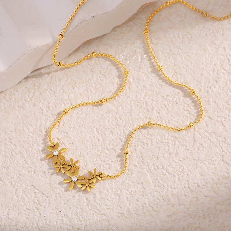 Wholesaler Eclat Paris - Golden pearl necklace with delicate flowers with rhinestones