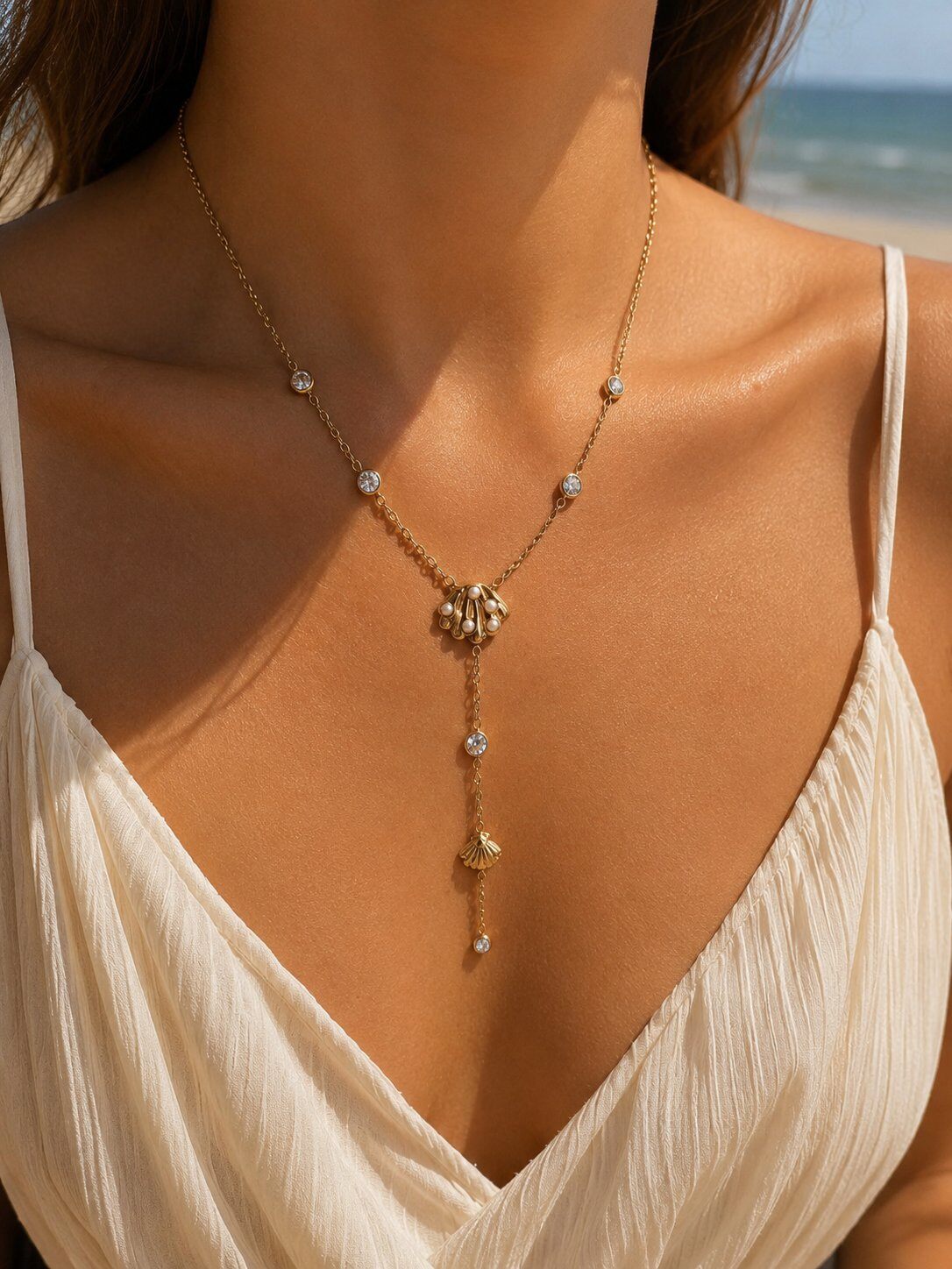 Wholesaler Eclat Paris - Gold Y-shaped necklace with shell and rhinestone pendant
