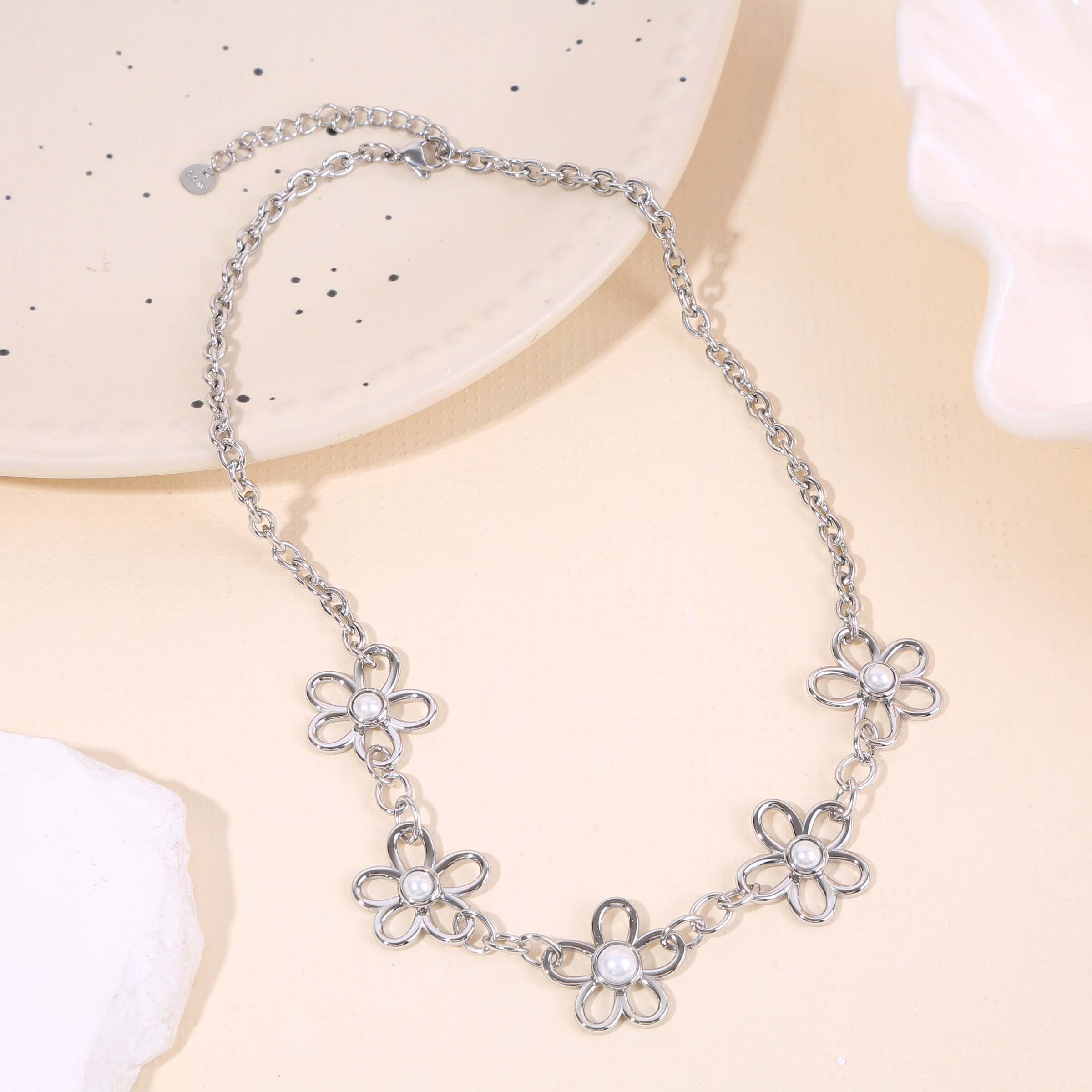 Wholesaler Eclat Paris - Silver chain necklace with centered openwork flowers a white stone