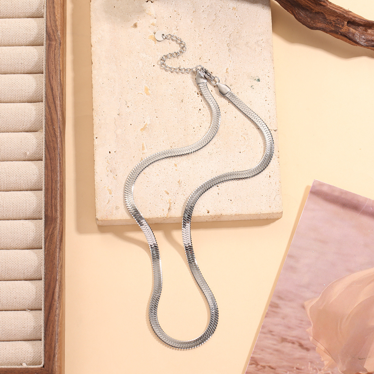 Wholesaler Eclat Paris - Smooth and shiny silver mesh necklace
