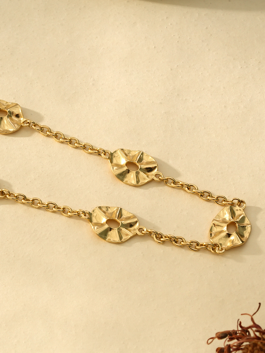 Wholesaler Eclat Paris - Golden Necklace With Five Shiny Wavy Discs