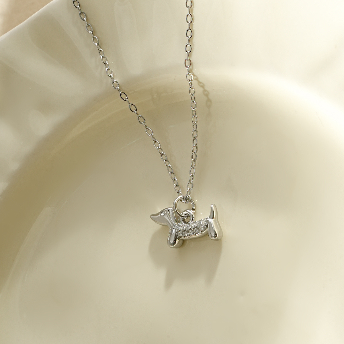Wholesaler Eclat Paris - Delicate silver-toned necklace with a dachshund rhinestone pendant